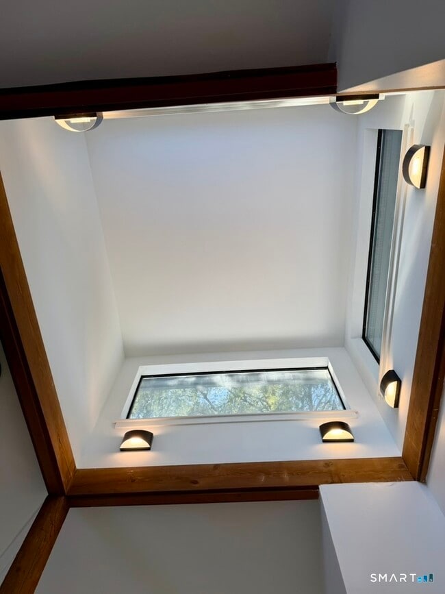 Building Photo - 15 Finch Run