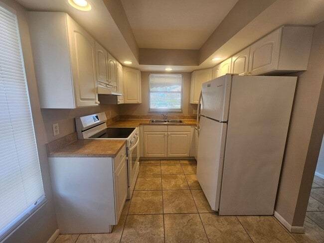 Building Photo - WR-16 Gebel 1101 Duplex