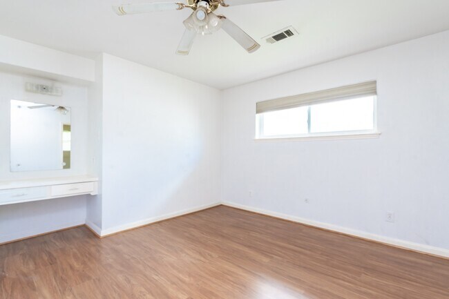 Building Photo - 8819 Hazen St