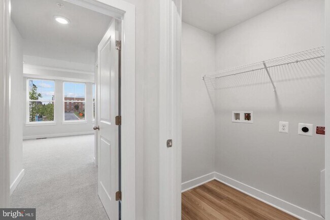Building Photo - 45176 Drowes Ter