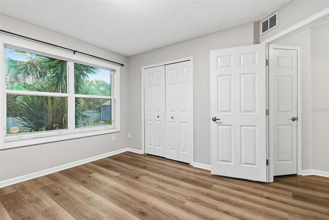 Building Photo - 7 Deerwood St