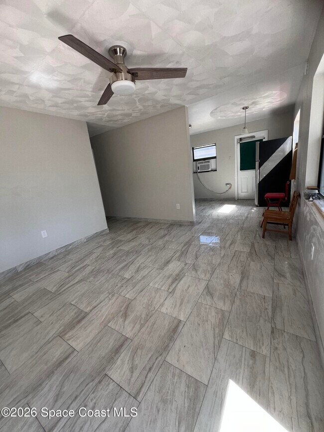 Building Photo - 360 Pomolo St