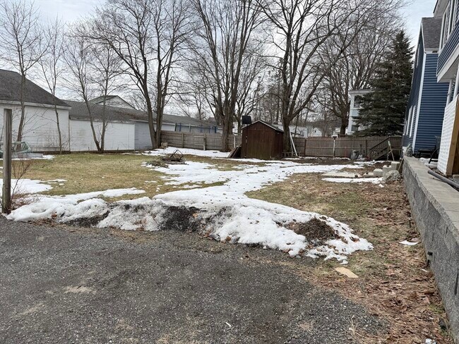 Building Photo - 93 Spruce St