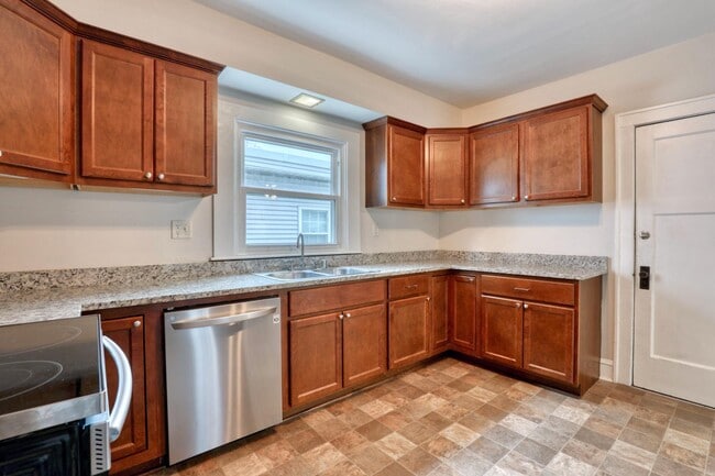 Building Photo - 5113 W Wisconsin Ave