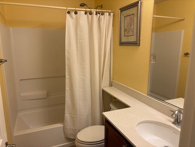 Building Photo - Wonderful 3 bedroom + Loft, 2.5 bathroom h...