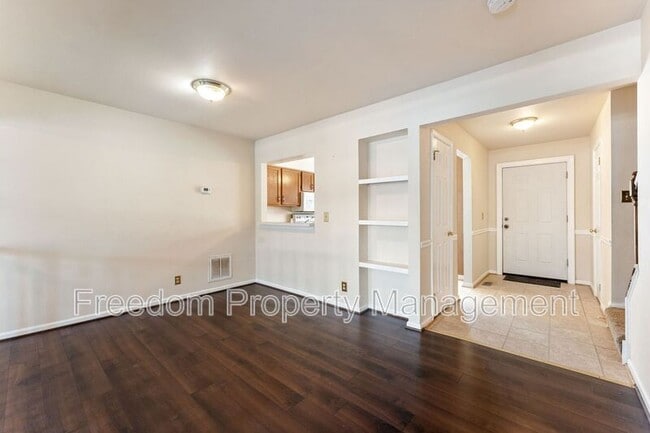 Building Photo - 726 Pine Tree Ct