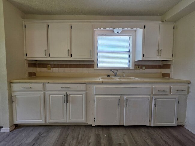 Building Photo - 3 bedroom home in Shawnee!