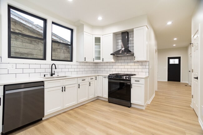 Building Photo - 3111 N Oakley Ave