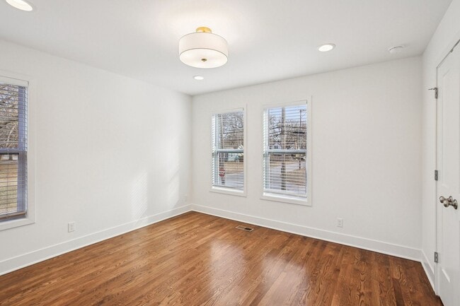 Building Photo - Main St Townhomes