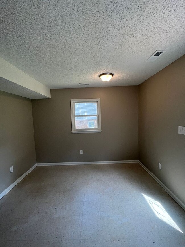 Building Photo - 112 Colonial Cir