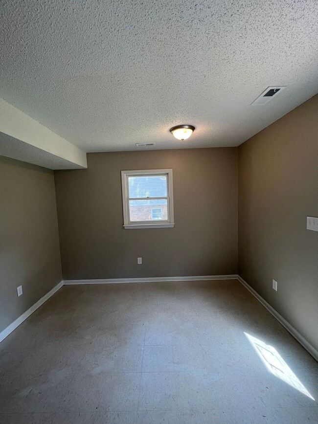 Building Photo - 2 Bedroom Duplex Available (Wingate)