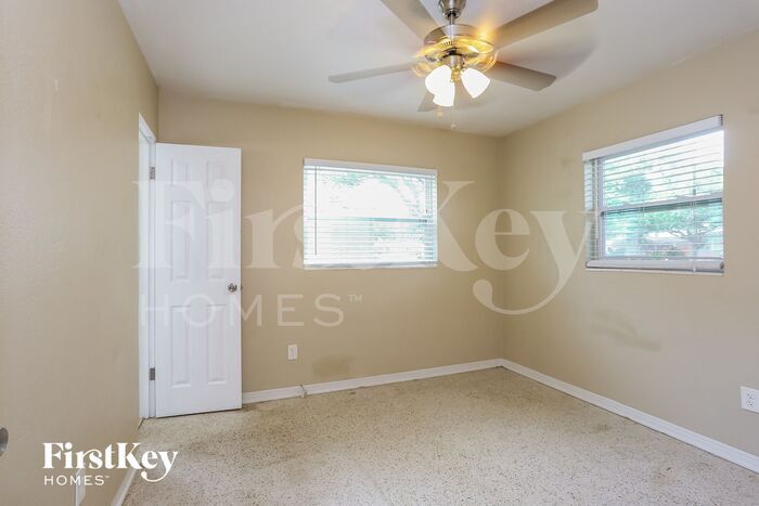 Building Photo - 5425 13th Ave N