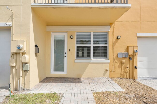 Building Photo - LARGE 3-bed, 3-bath townhome with 2-car ga...