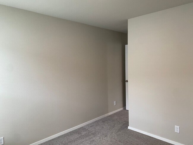 Building Photo - Welcome to your beautiful 4 bedroom, 2 bath home in Broken Arrow School district!