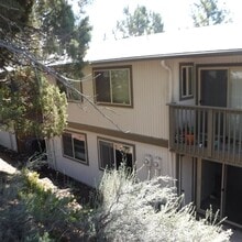 Building Photo - Conveniently Located 2 Bed/1 Bath Unit on ...
