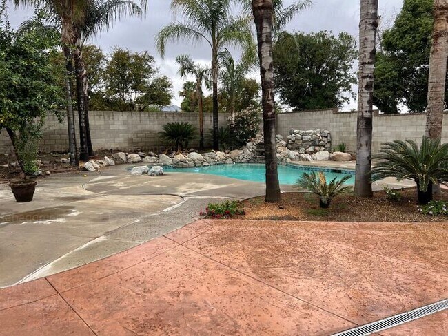 Building Photo - Stunning 4-bedroom, 3 bathroom home located in the westside of Bakersfield this spacious house of...
