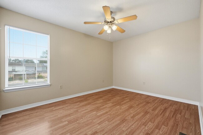 Building Photo - 1807 Whispering Oaks Ln