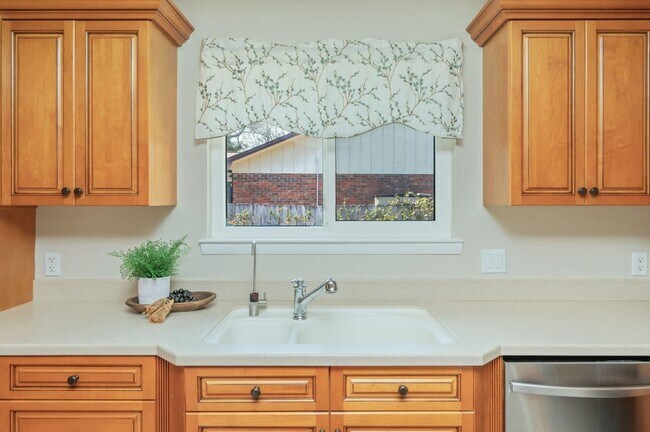 Building Photo - 512 Samana Way