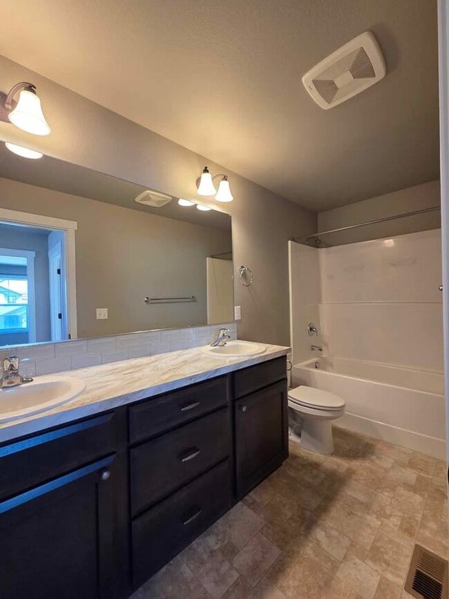 Building Photo - Stunning 3 Bedroom Home In Quincy!