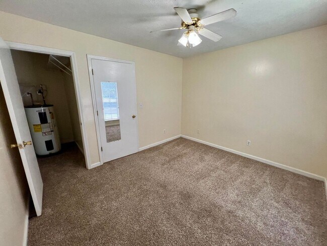 Building Photo - 1BR 1BA Ground Level Apt., Free Water! - *No pets*
