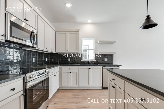 Building Photo - 637 W 2nd St