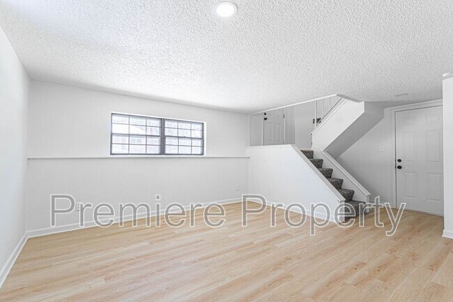 Building Photo - 705 NW Buckingham Pl