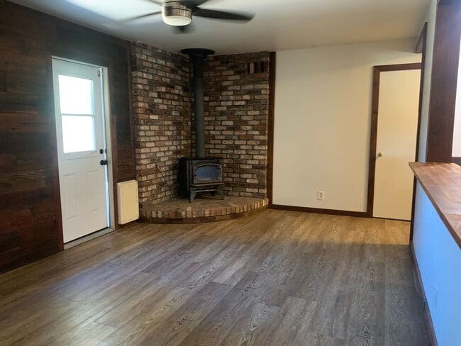 Building Photo - Adorable 3 bedroom home with pool and garden