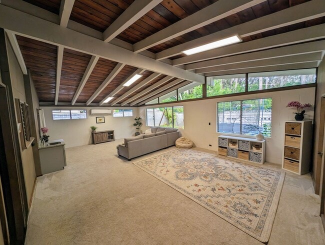 Building Photo - Country living in the City - Huge bonus room, entertainment deck, covered lanai and lots of storage.