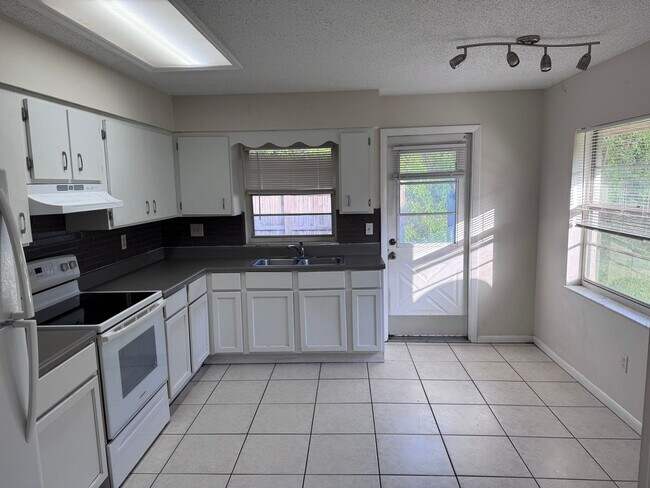 Building Photo - 907 Weatherbee Rd, Ft. Pierce, FL