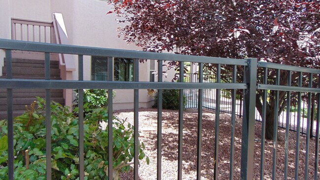 Building Photo - 1065 Longview Dr