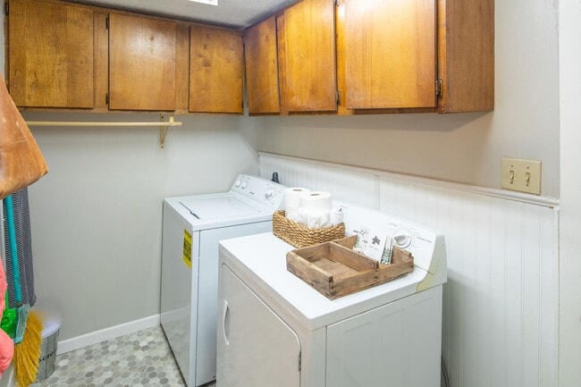 Building Photo - Charming 1930's Cottage Near Bergfeld Center!