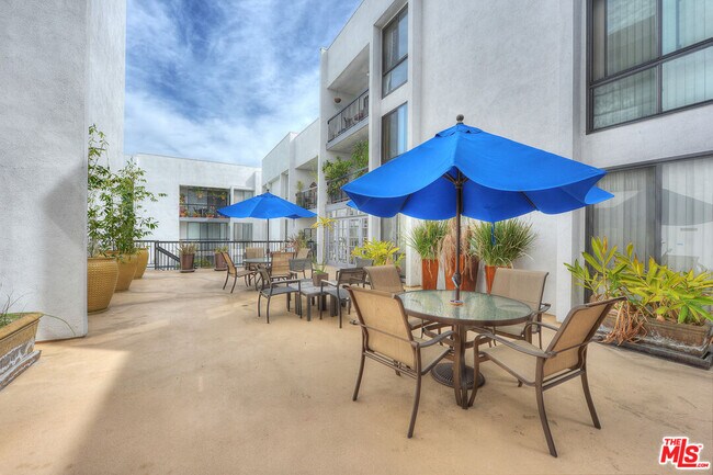 Building Photo - 906 N Doheny Dr