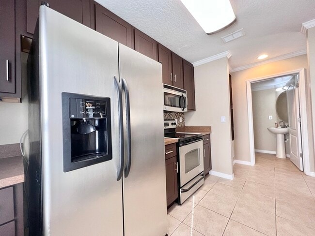 Building Photo - Gorgeous 3-bedroom, 2 1/2-bath End Unit To...