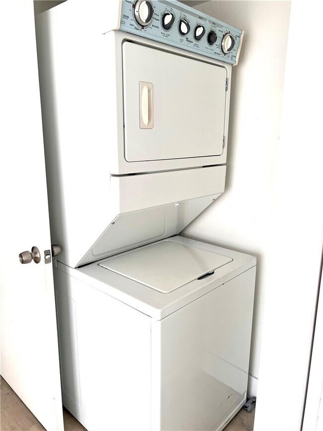 Building Photo - 10930 Royal Palm Blvd