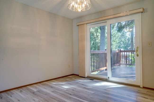 Building Photo - Remodeled Kent East Hill Split level