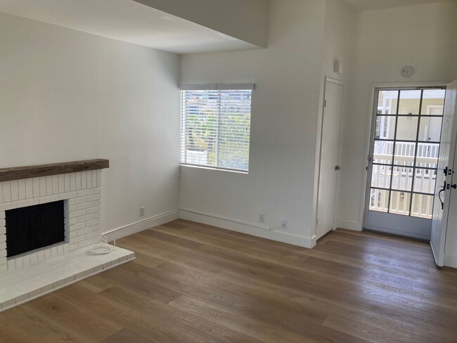 Building Photo - 2 Bedroom 2 Bathroom upper unit near Stran...