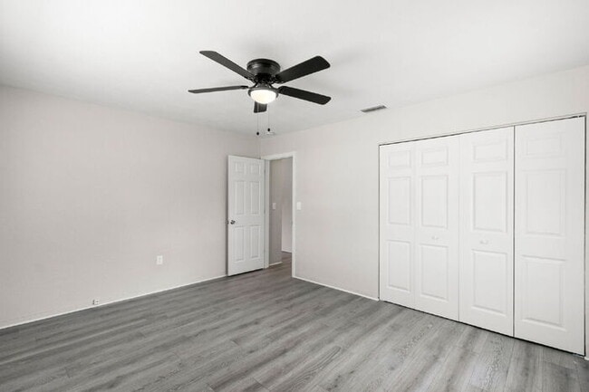 Building Photo - Home For Rent in St Petersburg!