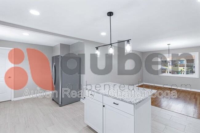 Building Photo - 4430 Lilac Ln