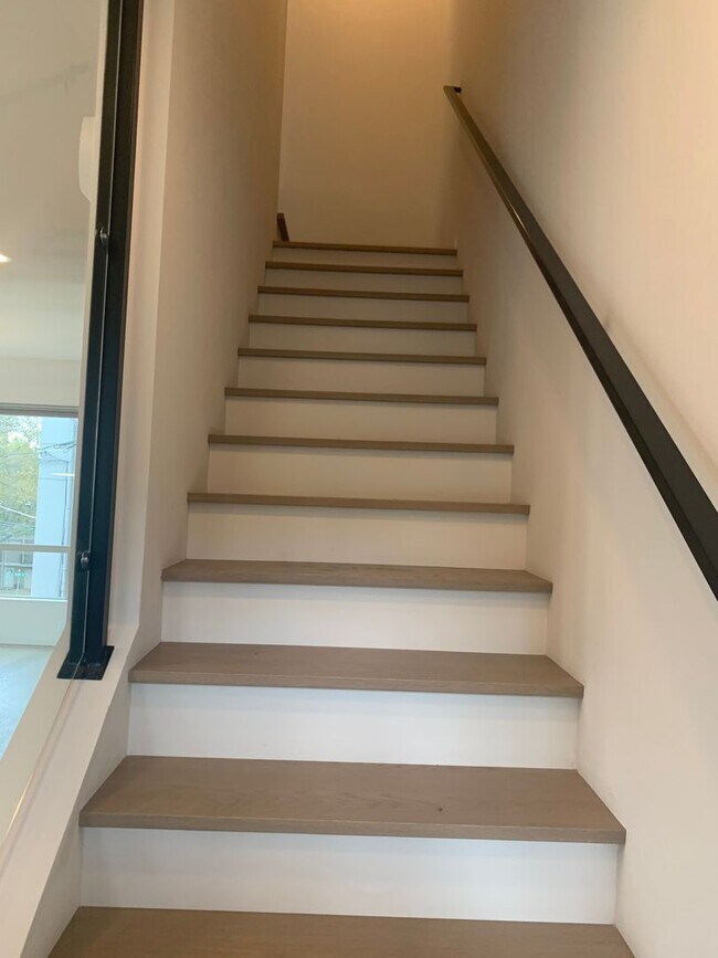 Building Photo - High End Madison Valley Row House !