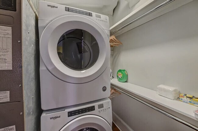 Building Photo - 518 Lamar Ave