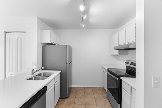 Building Photo - Beautiful Newly Renovated 2 Bedroom 2 Bath...