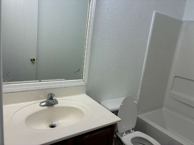 Building Photo - Four Bedroom/ Two and a Half Bed Home Near Brooks City Base