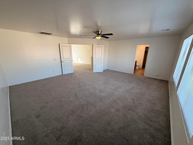 Building Photo - 422 E Saddle Way