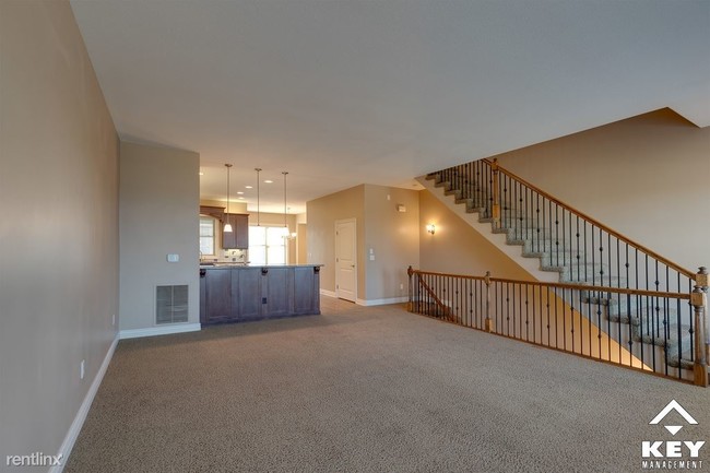 Building Photo - 2 br, 3.5 bath Townhome - 136 N Rutan St