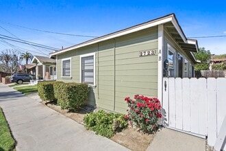 Building Photo - Charming Triplex Unit in Historic Rose Park