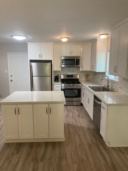 Building Photo - 5466 Florida Dr