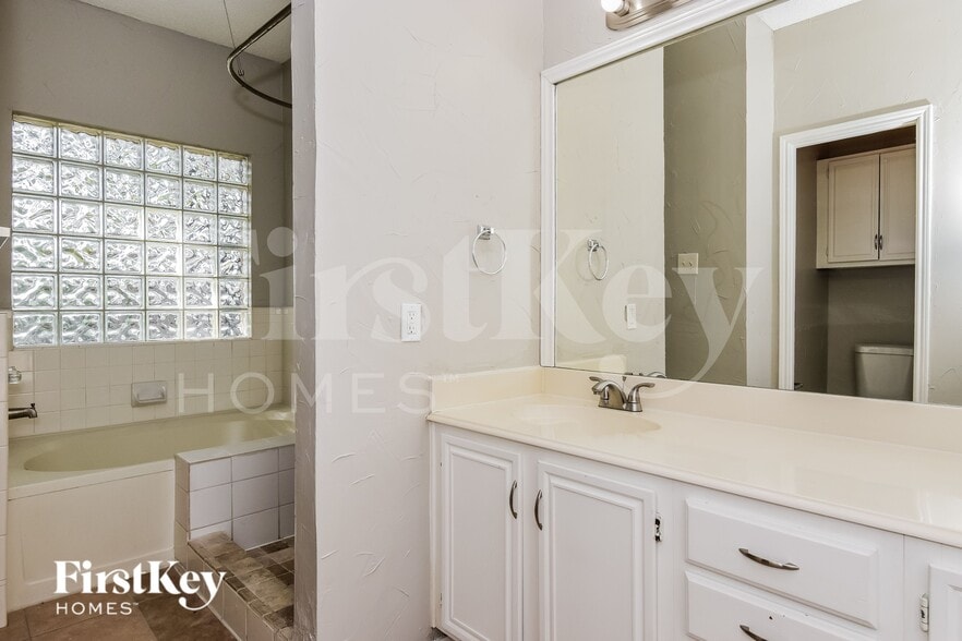 Building Photo - 1729 Creek Valley Rd