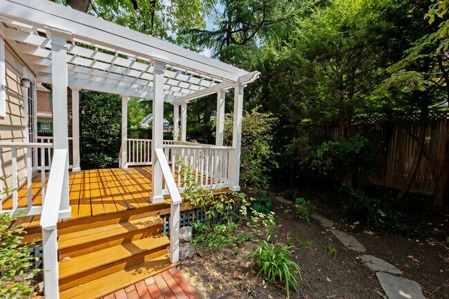 Building Photo - 4BR 3.5 BA Chevy Chase Gem is Move-in Read...