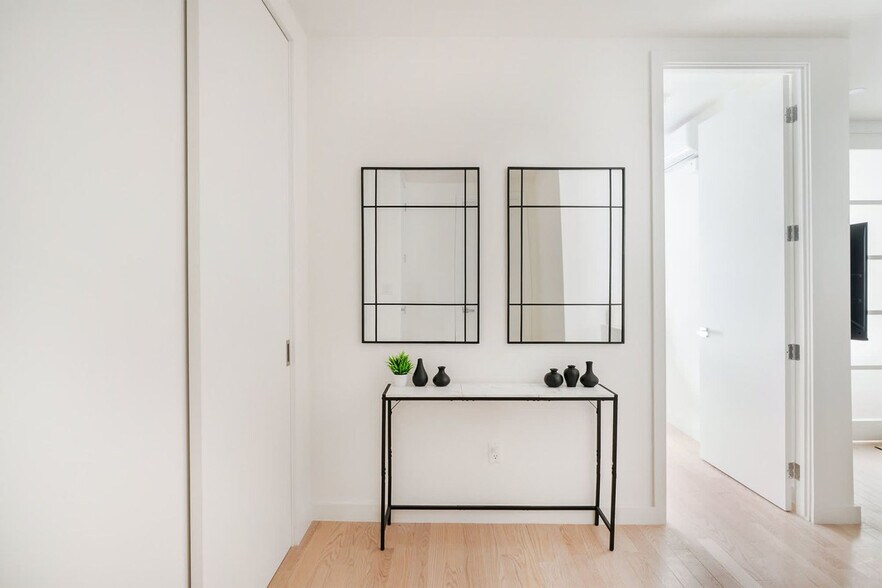 Building Photo - 347 E 78th St