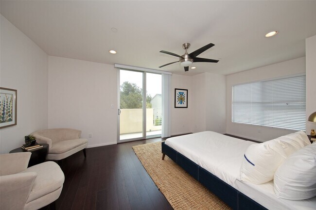 Building Photo - Beautiful 2-Bedroom Townhome in Hillcrest with Private Balconies & Attached Garage
